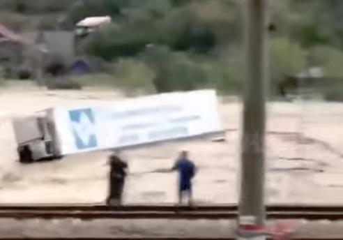 Сильнейшие ливни парализовали движение на черноморском побережье